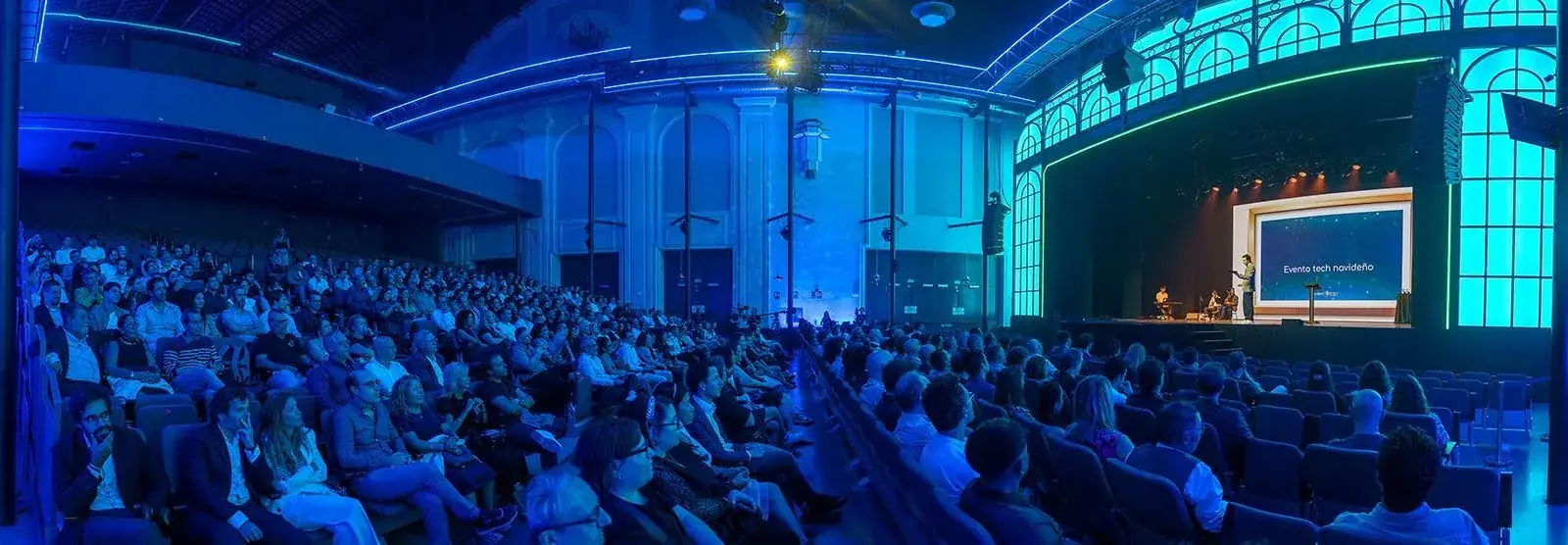 Panorámica del teatro de La Estación Gran Teatro CaixaBank Príncipe Pío lleno de público durante la Gala de Sirviendo Código 2026.