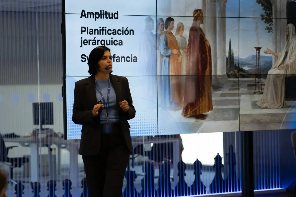 Irene Ferrer explica los conceptos amplitud, planificación jerárquica y sycofancia en su charla «Intención y algoritmo» sobre IA en contenidos.