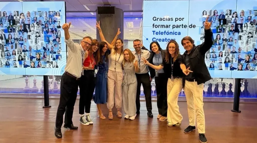 Irene Ferrer con el equipo de embajadores y organización de Telefónica Creators 2026 ante la pantalla «Gracias por formar parte de Telefónica Creators».