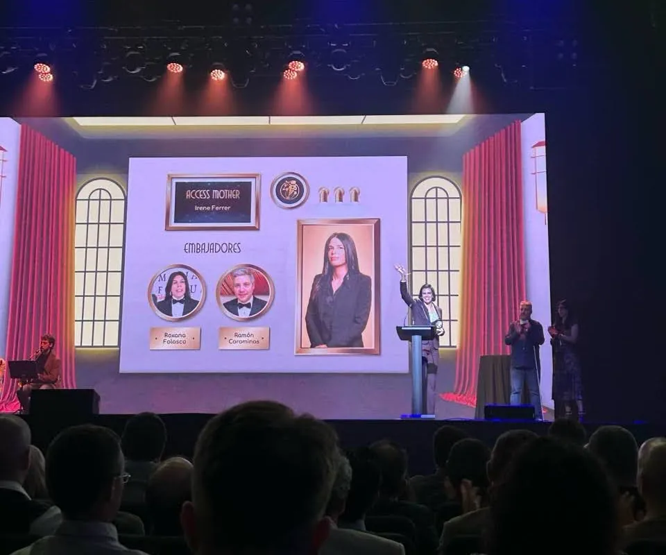 Irene Ferrer saluda desde el atril tras ser anunciada ganadora del premio Access Mother en los Sirviendo Código Awards 2026.