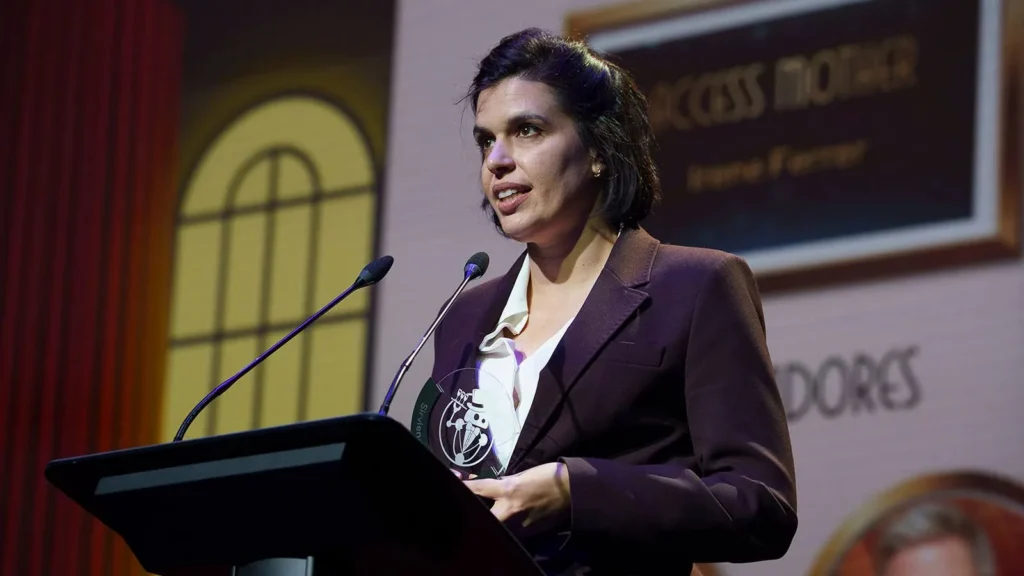 Irene Ferrer en el atril de la Gala de Sirviendo Código 2026 con el trofeo del premio Access Mother.