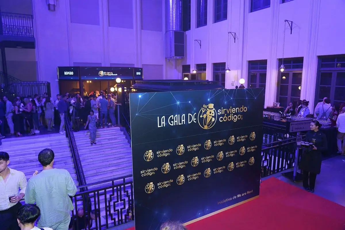 Photocall de La Gala de Sirviendo Código, iniciativa de We Are Next, junto a la escalera de acceso al teatro.